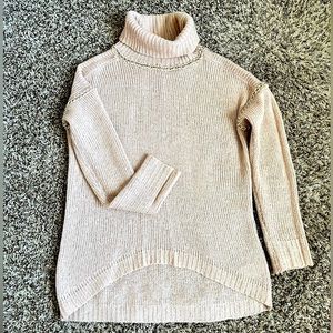 Turtleneck light pink XS sweater with gold chains design